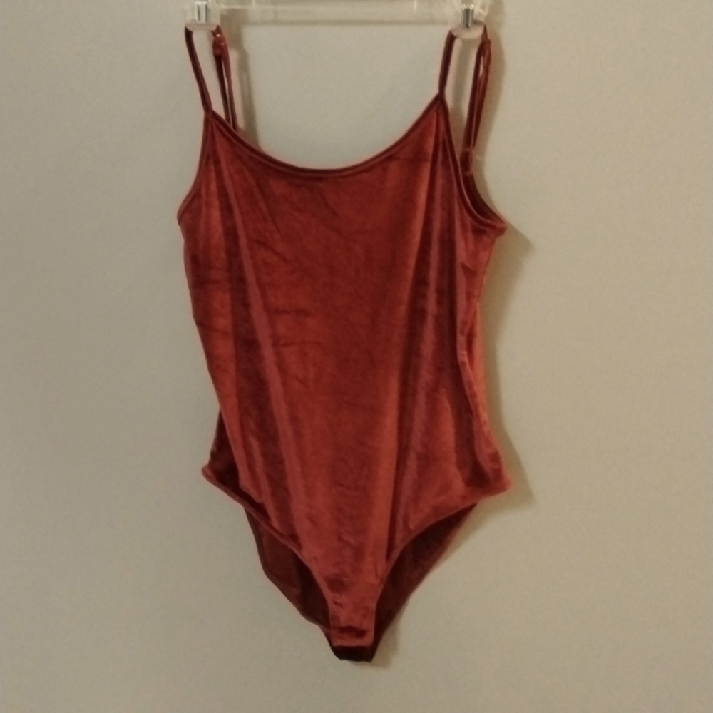 HEART & HIPS burgundy crushed velvet spaghetti strap stretch bodysuit SIZE L